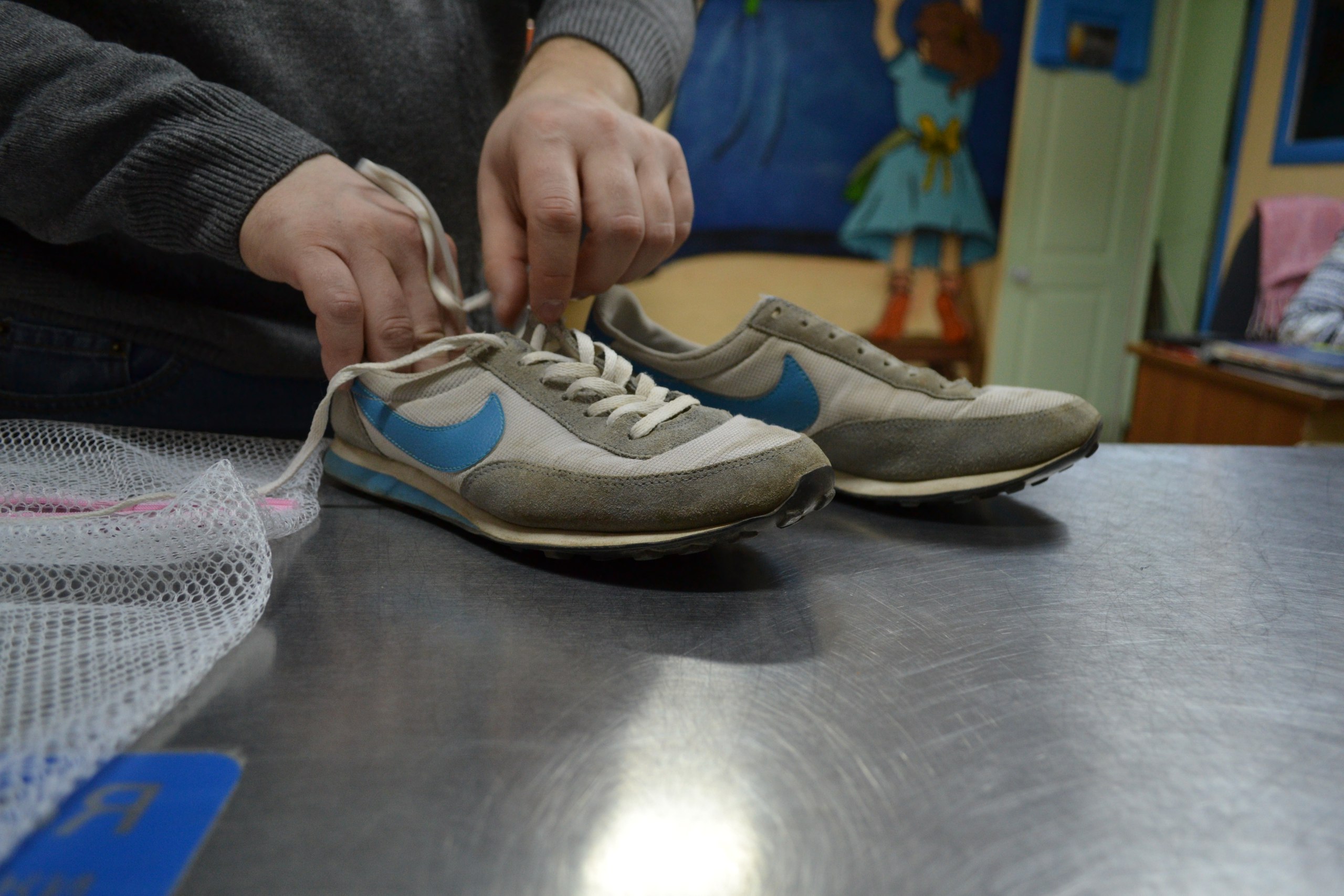 Очистите обувь от крупных загрязнений и снимите шнурки, стельки и другие съемные элементы.

